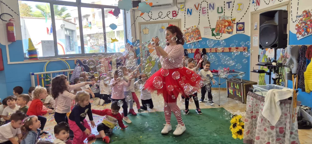 Lella Bretella: Spettacolo di Bolle di Sapone Giganti

Un magico show per tutta la famiglia con bolle di sapone di ogni dimensione, effetti speciali, bolle di fumo e un finale sorprendente. Arte, danza e poesia si uniscono in un’esperienza interattiva e unica. Un viaggio indimenticabile nel fantastico mondo delle bolle!