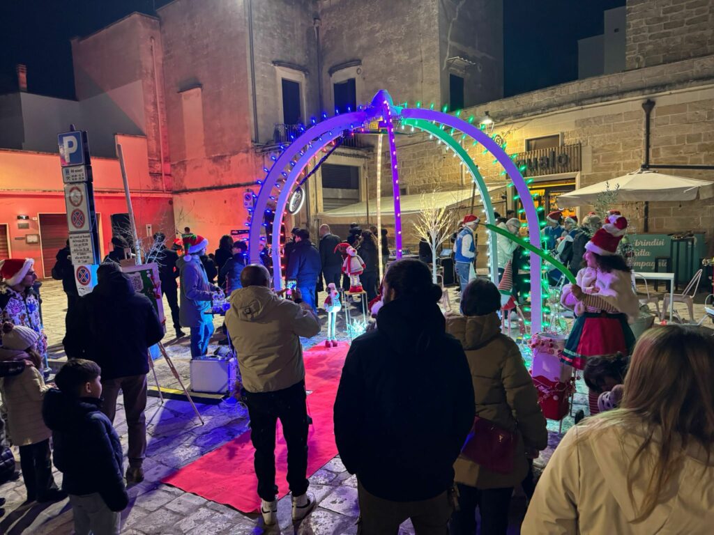 Le festività natalizie nel Salento hanno brillato di una luce speciale grazie a Lella Bretella e Papillon le Burlon, due artisti che hanno conquistato il pubblico con la loro innovativa proposta: il video selfie 360 con luminaria. Questa nuova esperienza interattiva ha riscontrato un successo inaspettato, trasformando ogni evento in un ricordo unico e spettacolare.

Il video selfie 360, impreziosito dalle tradizionali luminare pugliesi, ha saputo creare un mix perfetto di tecnologia e tradizione, affascinando grandi e piccoli. 

Grazie alla creatività e alla professionalità di Lella Bretella e Papillon le Burlon, ogni dettaglio è stato curato con attenzione, offrendo momenti di gioia e spensieratezza.